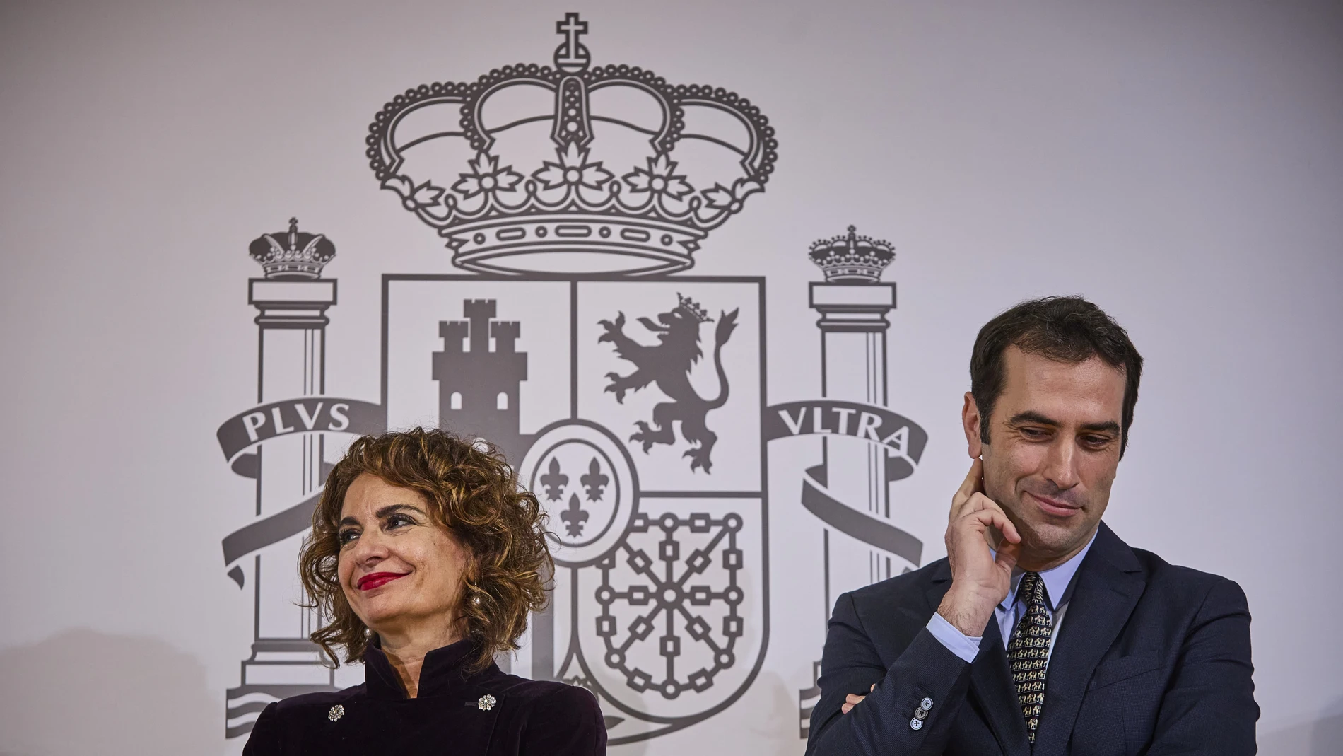 El ministro de Economía, Carlos Cuerpo, recibe la cartera de manos de su antecesora en el cargo, Nadia Calviño, en presencia de María Jesús Montero, nueva vicepresidenta primera.