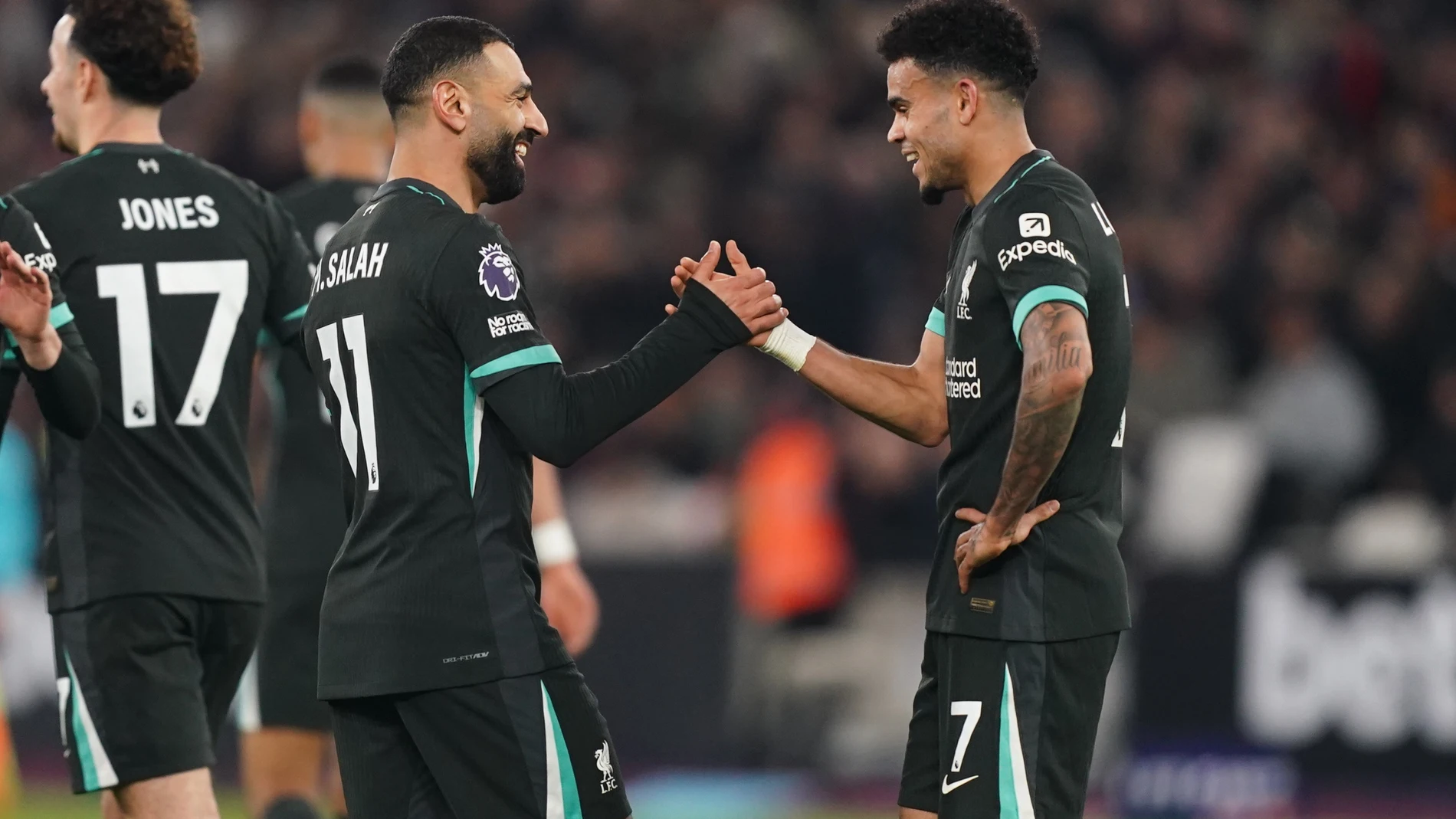 29 December 2024, United Kingdom, London: Liverpool's Mohamed Salah (L) celebrates scoring his side's third goal with his teammate Luis Diaz during the English Premier League soccer match between West Ham United and Liverpool at the London Stadium. Photo: James Manning/PA Wire/dpa 29/12/2024 ONLY FOR USE IN SPAIN