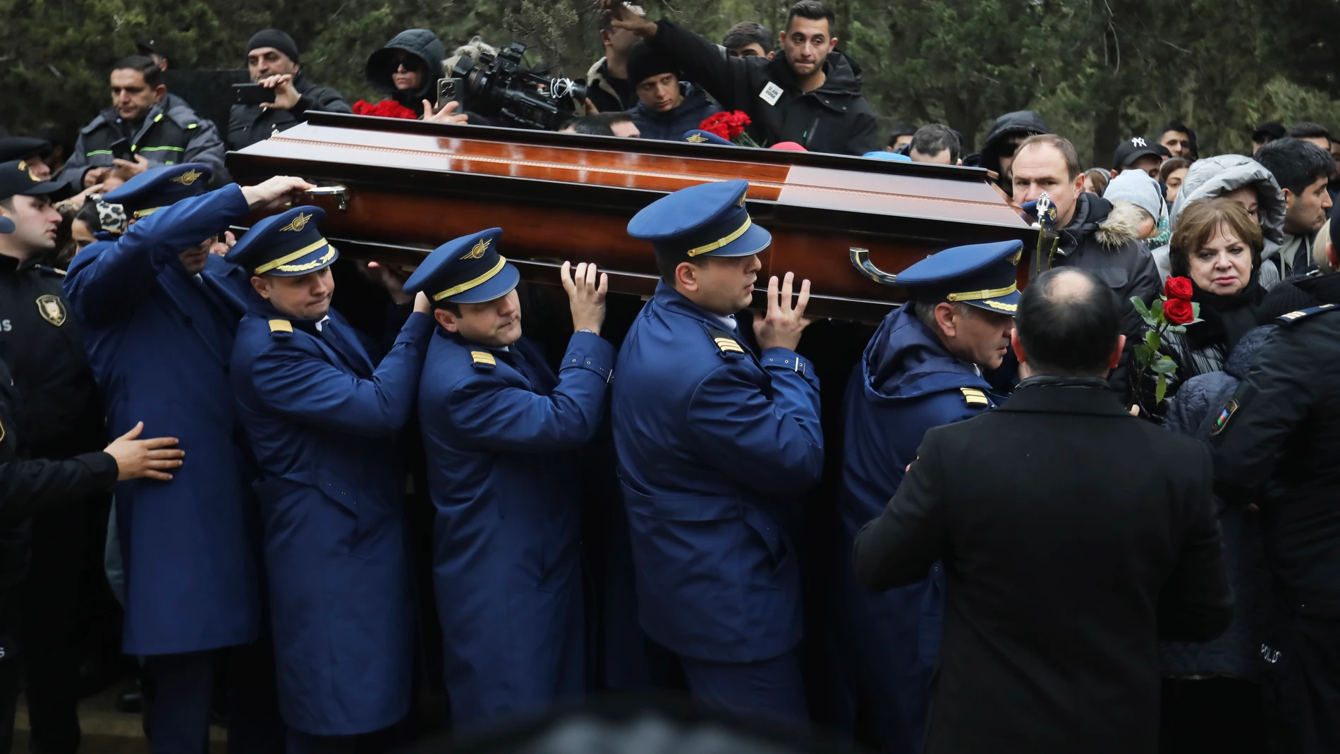 Pilots carry a coffin during a funeral of the crew members of the Azerbaijan Airlines Embraer 190 killed in a deadly plane crash in Kazakhstan this week, at the II Alley of Honor in Baku, Azerbaijan, Sunday, Dec. 29, 2024. (AP photo)