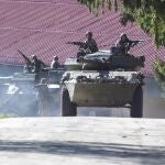 Militares españoles a bordo de blindados "Centauro" en Eslovaquia
