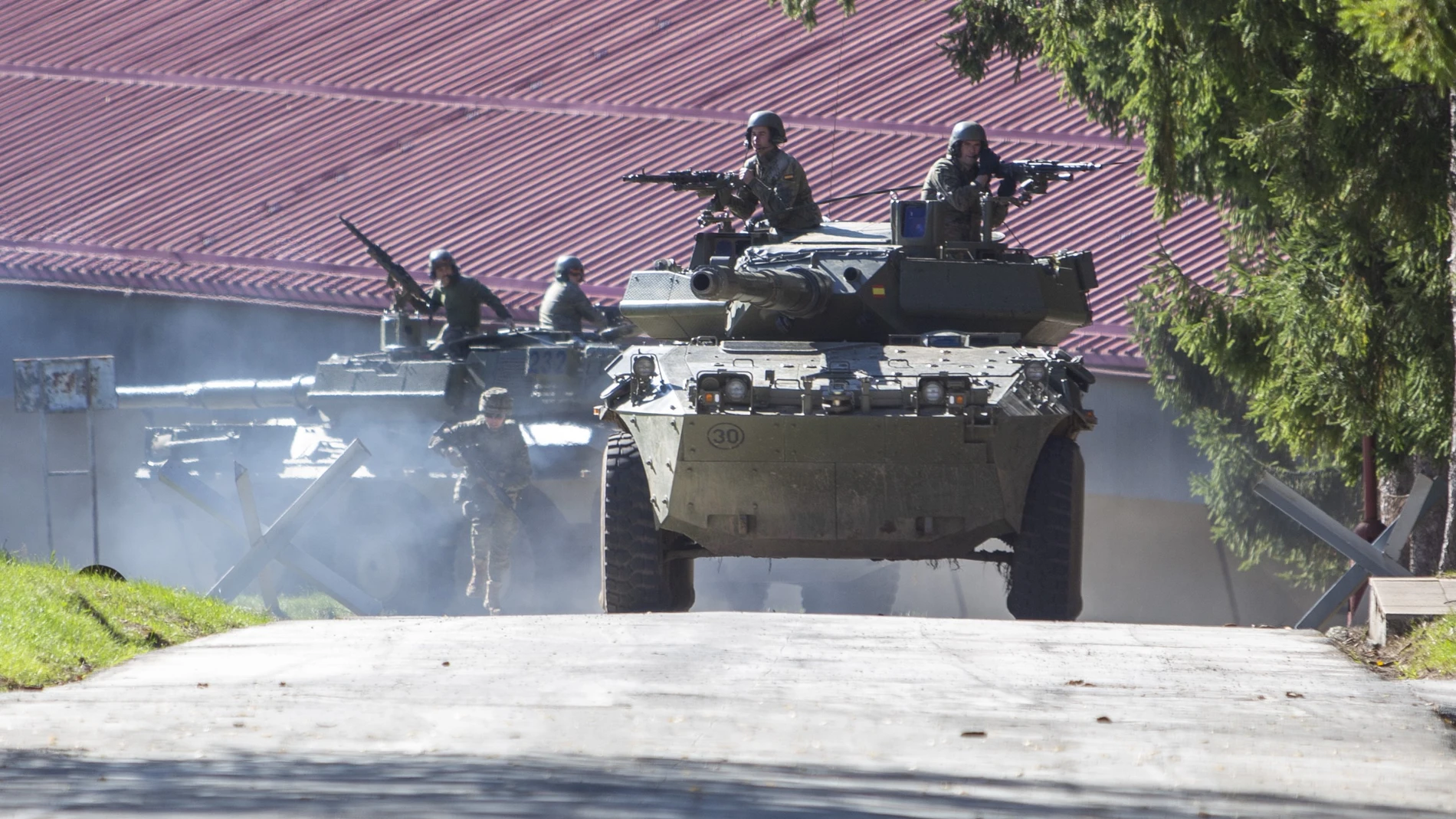 Militares españoles a bordo de blindados "Centauro" en Eslovaquia