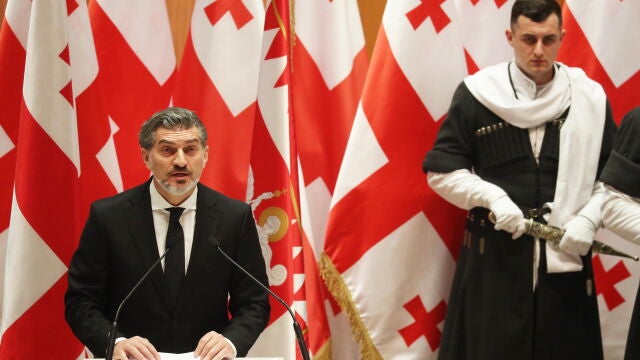 El prorruso Mikheil Kavelashvili pronuncia un discurso durante su toma de posesión como presidente de Georgia