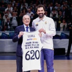 Florentino Pérez entregó a Llull una camiseta con sus 620 partidos en la ACB con el Real Madrid