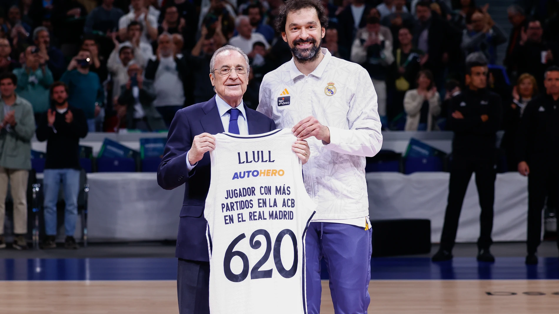 Florentino Pérez entregó a Llull una camiseta con sus 620 partidos en la ACB con el Real Madrid
