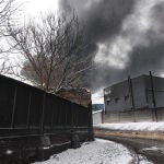 Columna de humo sobre la ciudad ucraniana de Járkiv tras el ataque de un dron ruso