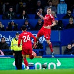 Chris Wood celebra el primer gol frente al Everton en la última jornada liguera del 2024.