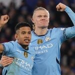 Haaland y Savinho celebran un gol del City en la última jornada de la Premier