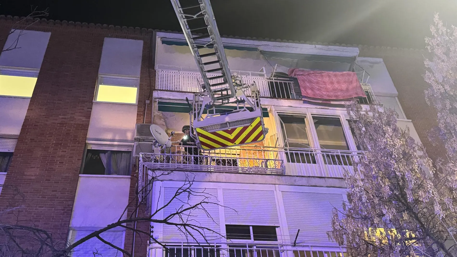MADRID.-Sucesos.- Nueve personas intoxicadas por inhalación de humo tras un incendio en un edificio de cuatro pisos en Aranjuez