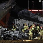 Bomberos extinguen el fuego alrededor del avión en el aeropuerto surcoreano de Muan