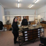 Las restauradoras Celia Rosa García y Laura Retuerto inauguran estos días su Taller Hebe, un nuevo espacio dedicado a la restauración artística en Paredes de Nava (Palencia)
