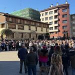 VÍDEO: Vecinos de Arrigorriaga (Bizkaia) se concentran para rechazar la paliza grupal a un comerciante chino