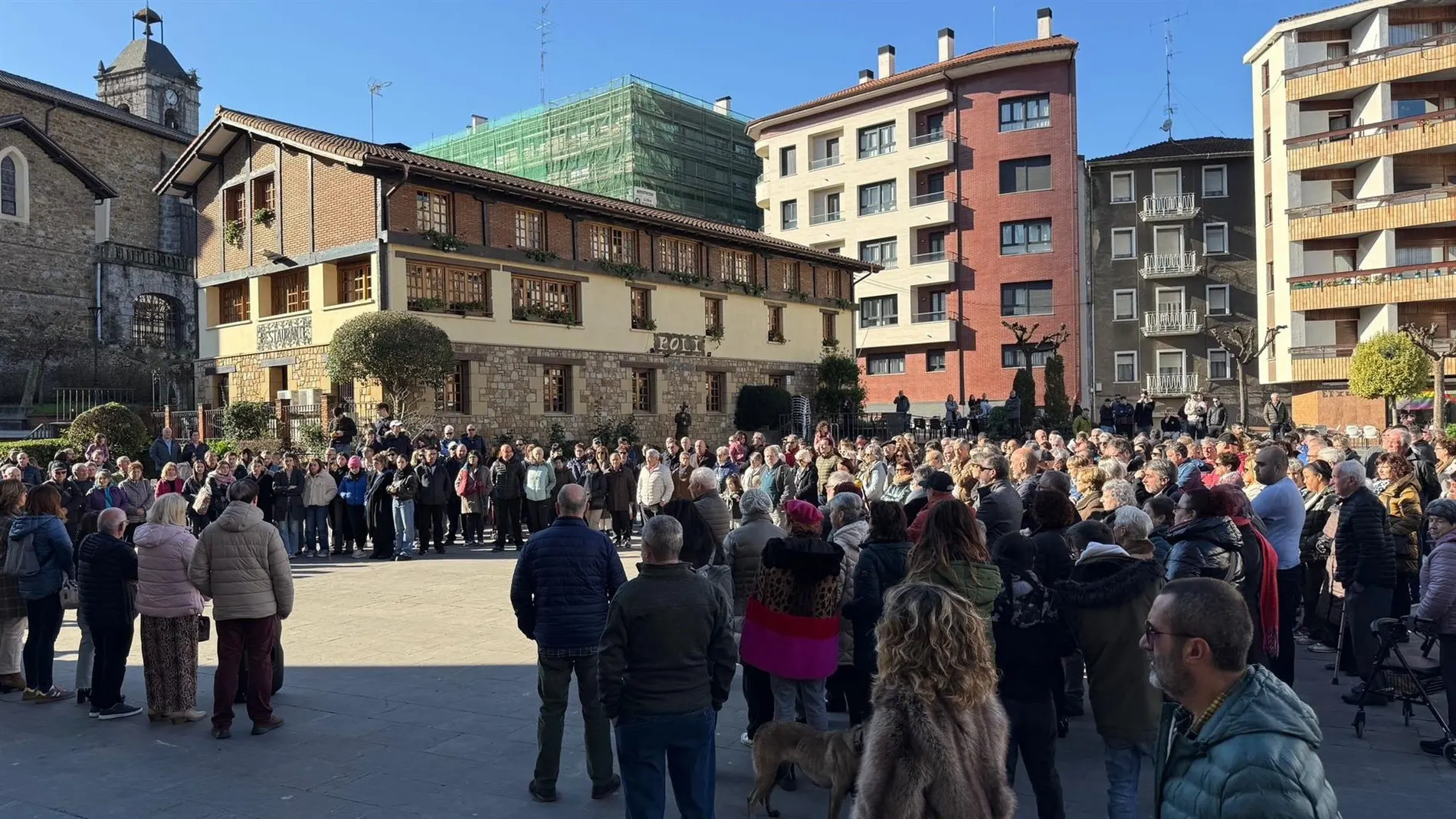VÍDEO: Vecinos de Arrigorriaga (Bizkaia) se concentran para rechazar la paliza grupal a un comerciante chino