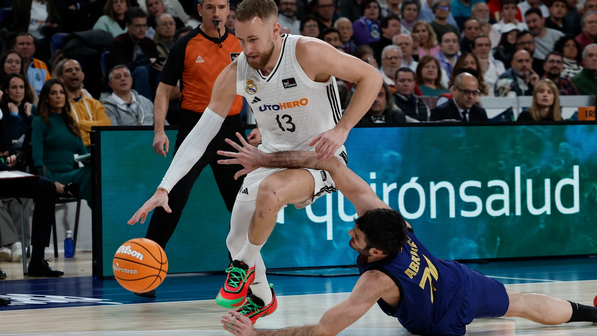 MADRID, 29/12/2024.- El alero bosnio del Real Madrid Dzanan Musa (i) bota el balón ante el alero español del Barcelona Alex Abrinesn (d) durante el partido de la Liga Endesa entre Real Madrid y FC Barcelona, este domingo en Madrid. EFE/ Chema Moya