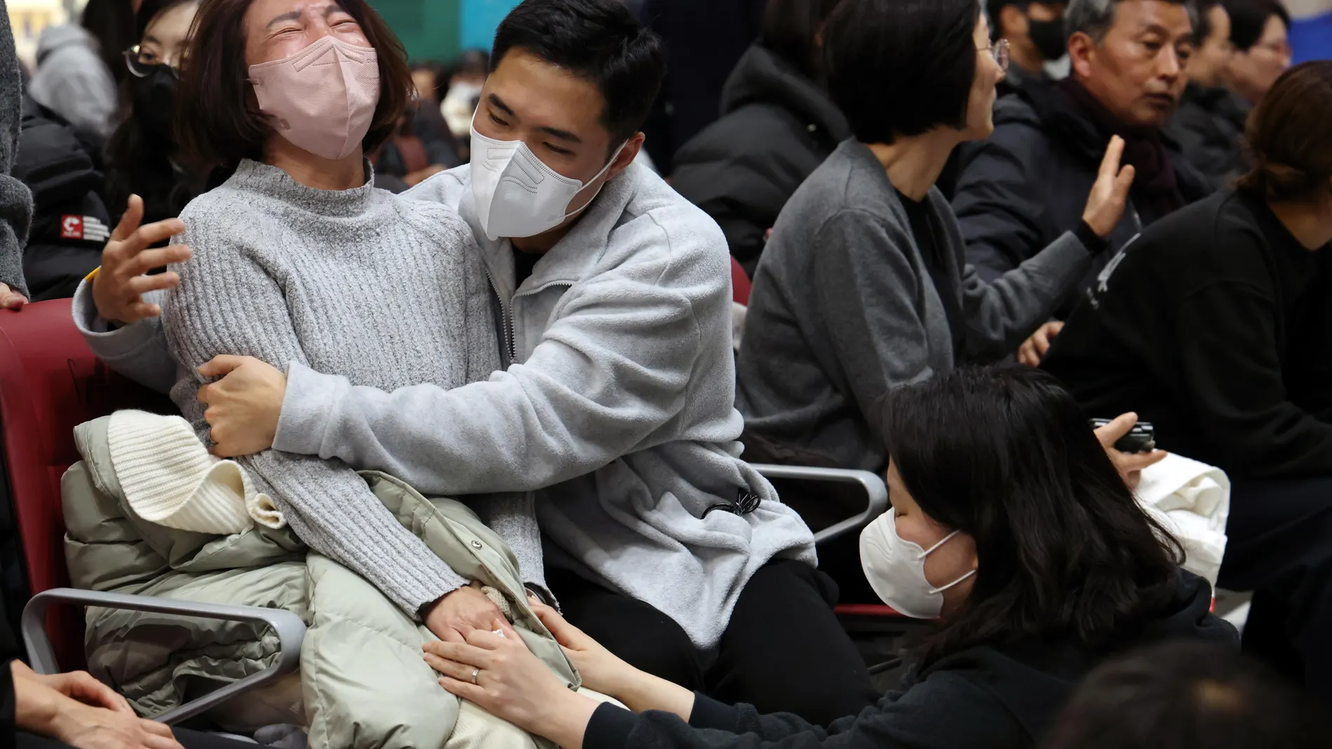 FOTODELDÍA Muan (Corea del Sur), 29/12/2024.- Seres queridos reaccionan mientras esperan noticias en el aeropuerto de Muan, en Corea del Sur. Las autoridades elevaron a 176 la cifra oficial de muertos en el accidente del avión comercial que se salió de la pista y chocó contra un vallado tras aterrizar. EFE/ Han Myung-gu