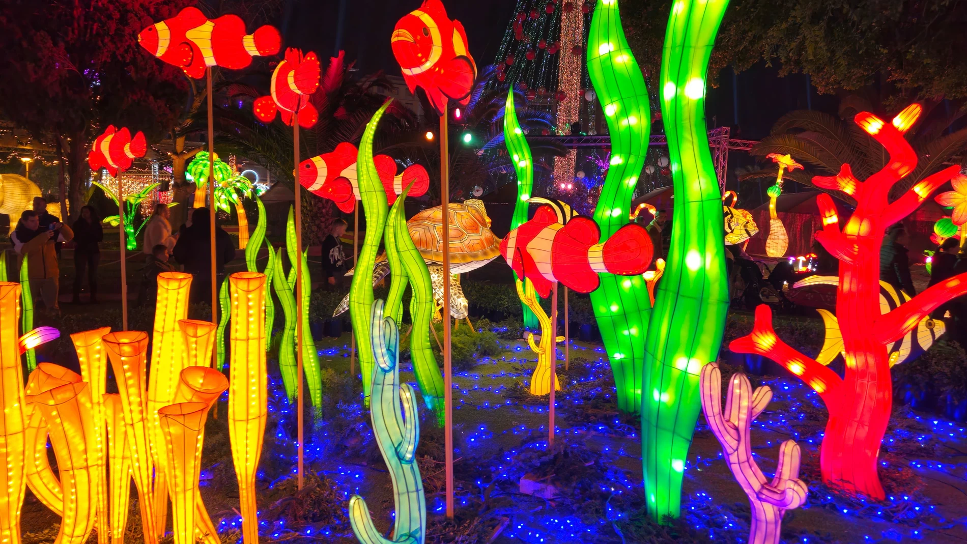 Miles de personas ya han visitado 'Lucidum', el jardín bioluminiscente con flora y fauna de los cinco continentes
