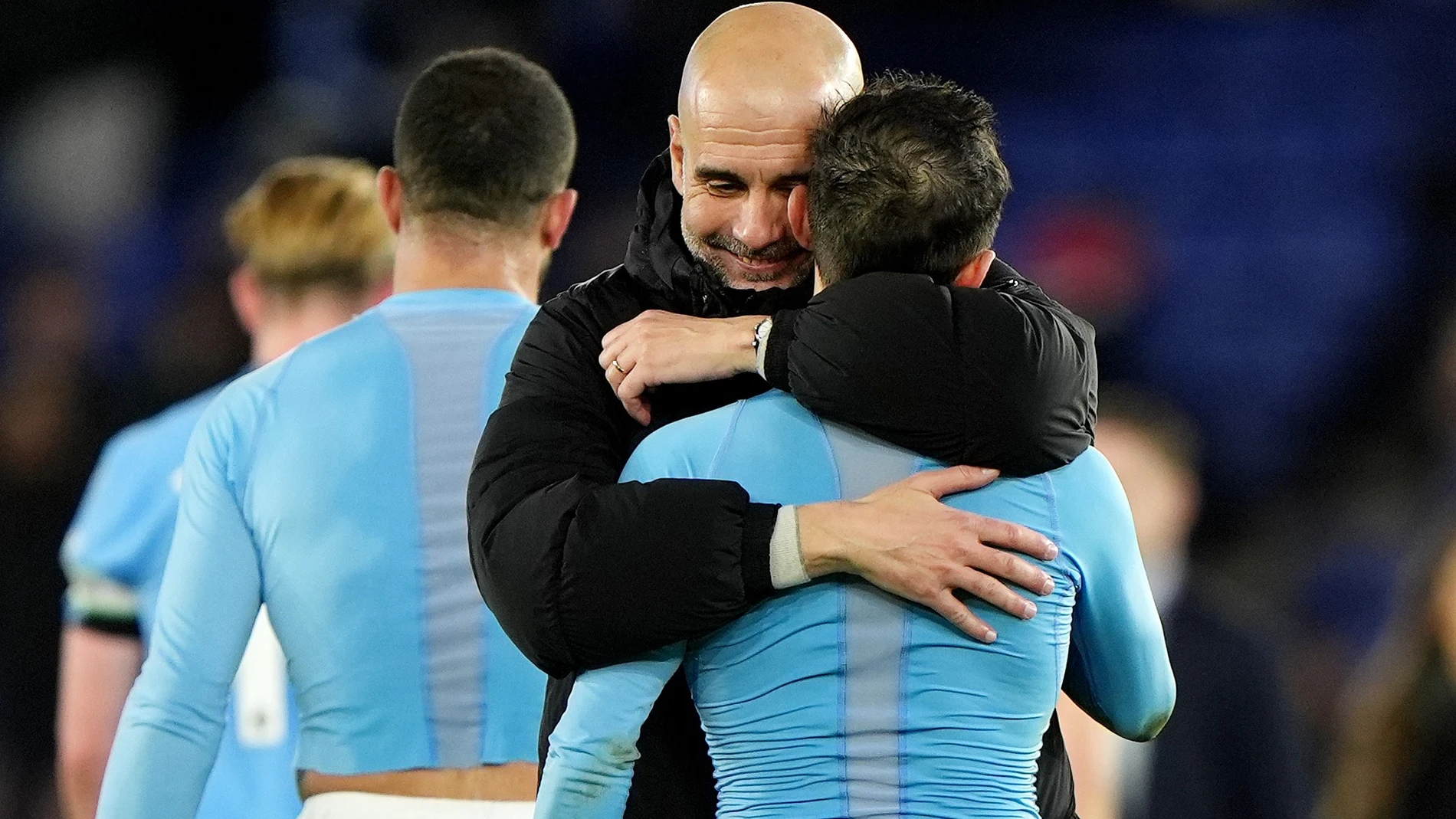 29 December 2024, United Kingdom, Leicester: Manchester City manager Pep Guardiola (C) embraces Bernardo Silva following the English Premier League soccer match between Leicester City and Manchester City at the King Power Stadium. Photo: Joe Giddens/PA Wire/dpa 29/12/2024 ONLY FOR USE IN SPAIN