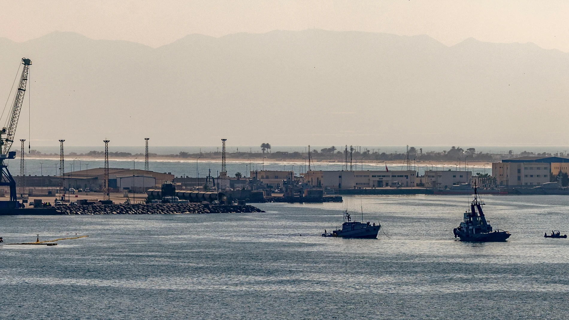 MELILLA, 29/12/2024.- Marruecos ha conseguido reflotar este domingo por sus propios medios la patrullera militar que estaba embarrancada desde el pasado jueves en el Dique Sur de Melilla y la ha remolcado fuera de las aguas españolas. EFE/Giner