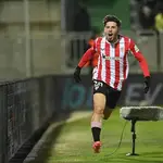 Nico Serrano celebra un gol anotado para el Athletic