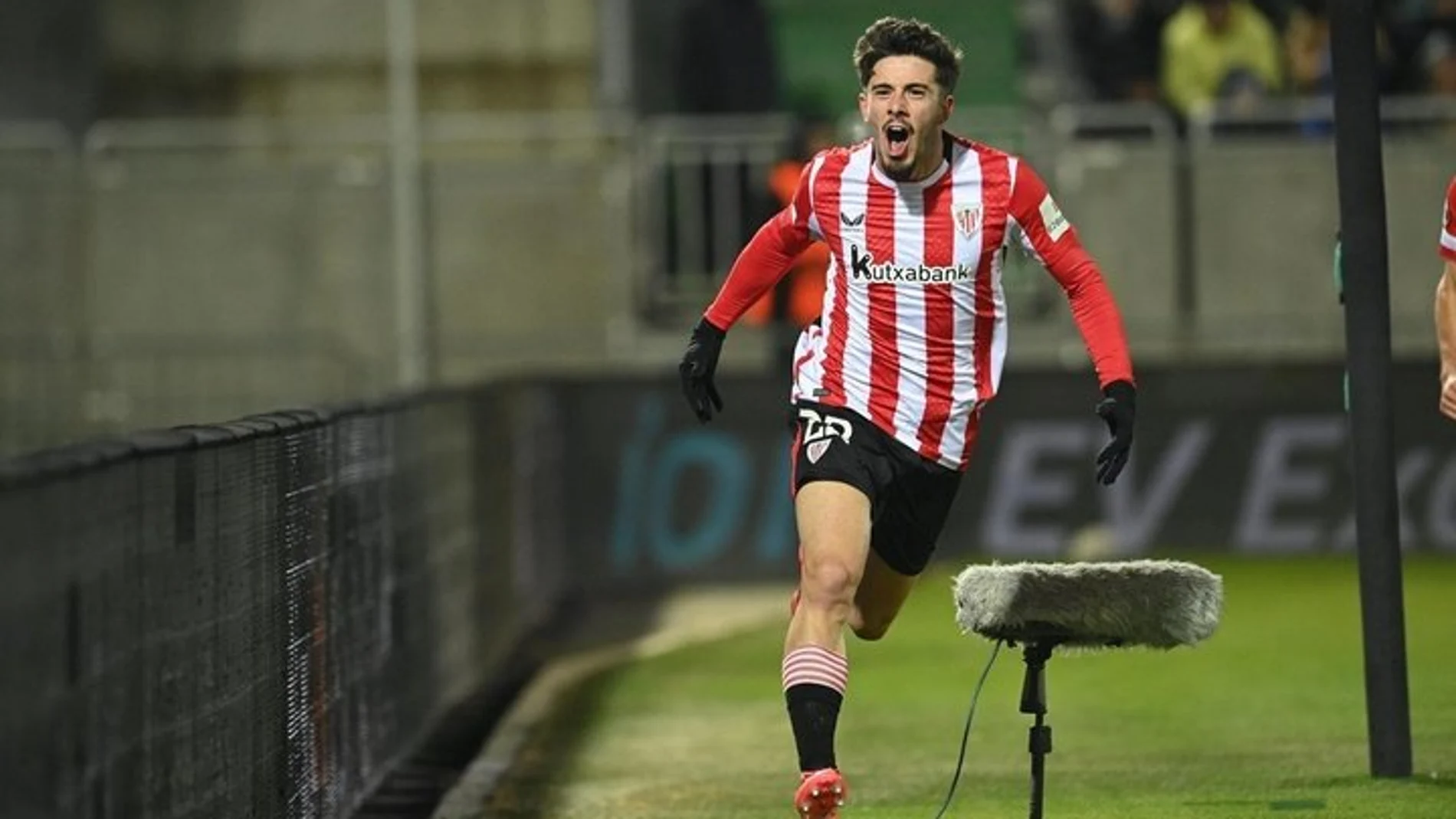 Nico Serrano celebra un gol anotado para el Athletic