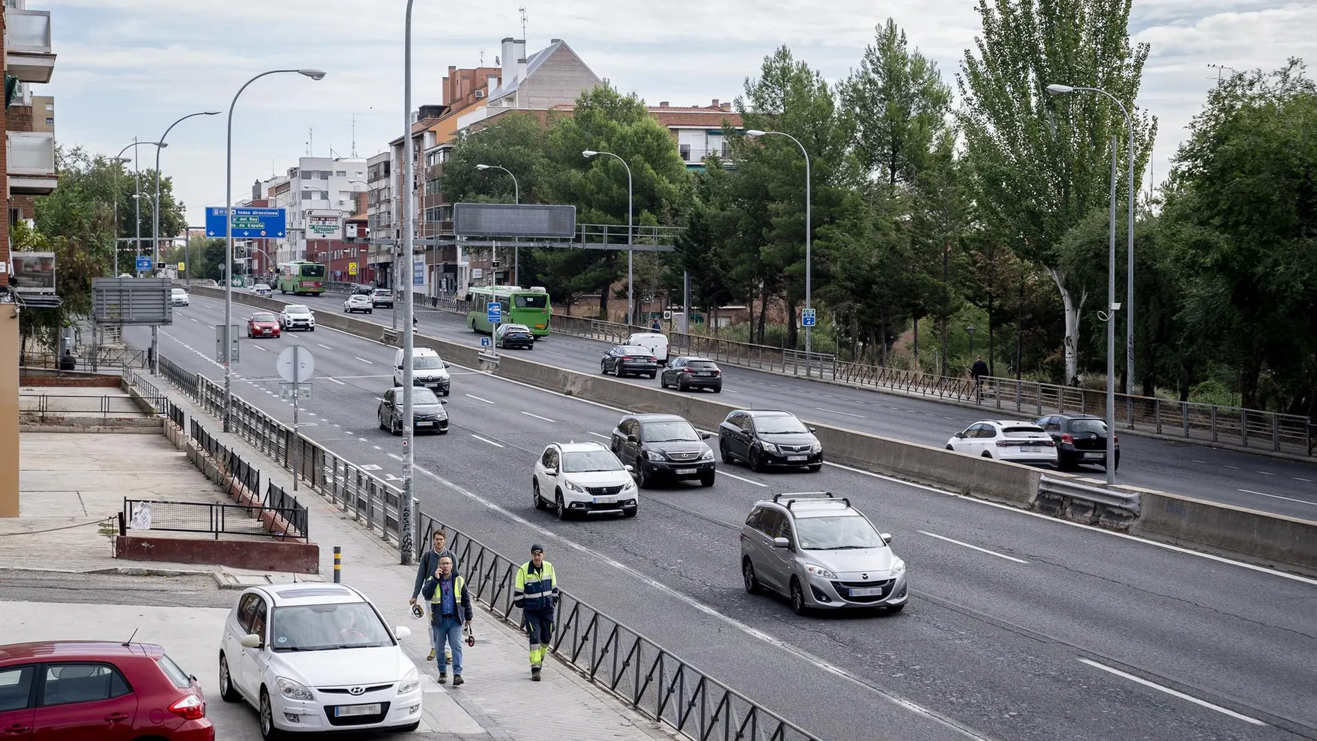 MADRID.-La R5 será gratuita para autobuses, habrá un carril bus exclusivo en la A5 y se ofrecerán 40.000 plazas más en Cercanías