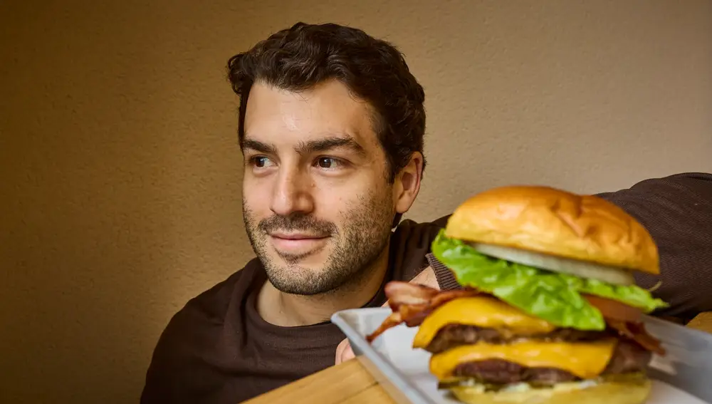 Camilo, el chef de Home Burgers and Shakes nos muestra su hamburguesa doble con queso y bacon especialidad de la casa.