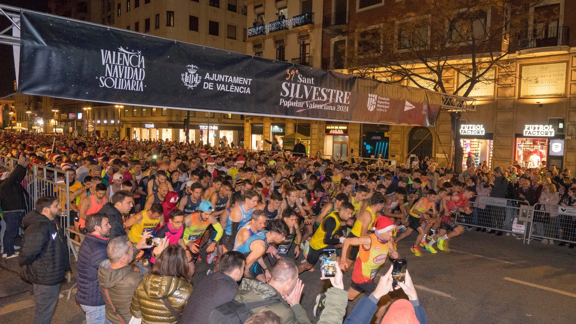 15.000 corredores solidarios han participado en la 39 San Silvestre de Valencia