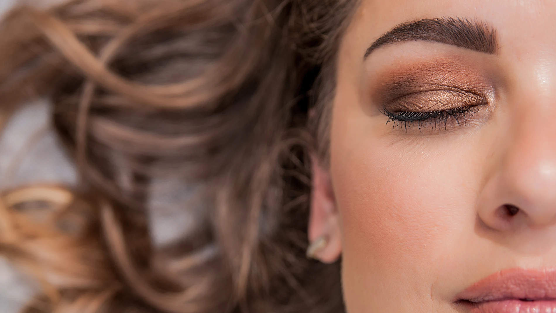 El color del año 2025 tiene el tono más favorecedor de maquillaje que queda bien a todo el mundo