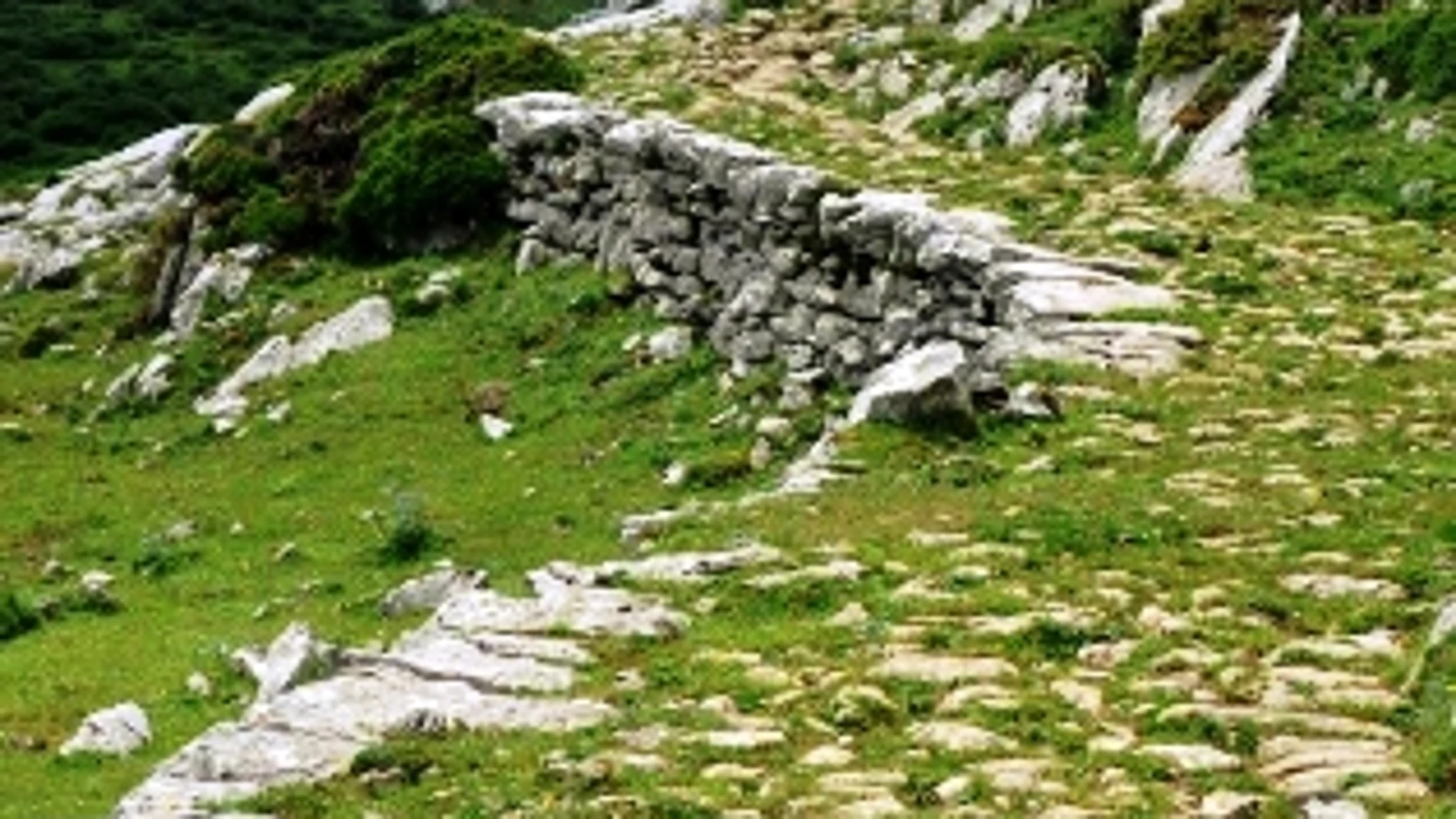 La senda más espectacular que cruza los Picos de Europa y tienes que hacer una vez en la vida