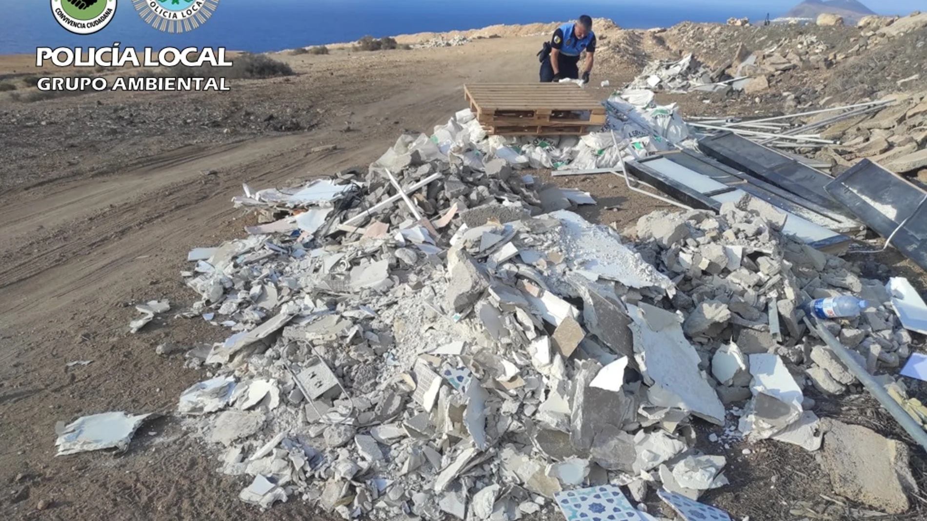 Vertido de escombros en Las Palmas de Gran Canaria REMITIDA / HANDOUT por CEDIDO POR POLICÍA LPA Fotografía remitida a medios de comunicación exclusivamente para ilustrar la noticia a la que hace referencia la imagen, y citando la procedencia de la imagen en la firma 30/12/2024