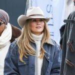 Jennifer Lopez con sombrero cowboy.