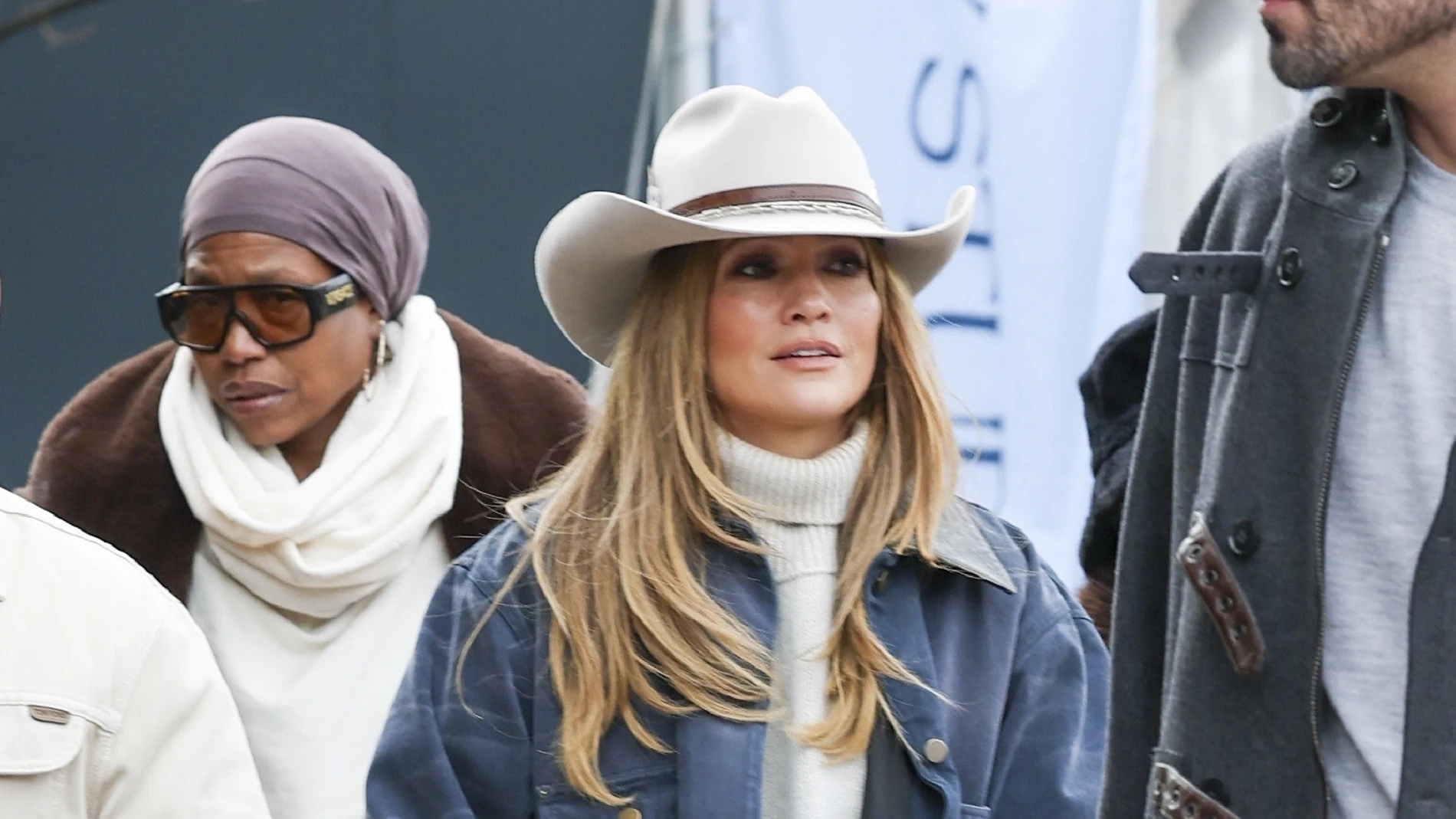 Jennifer Lopez con sombrero cowboy.
