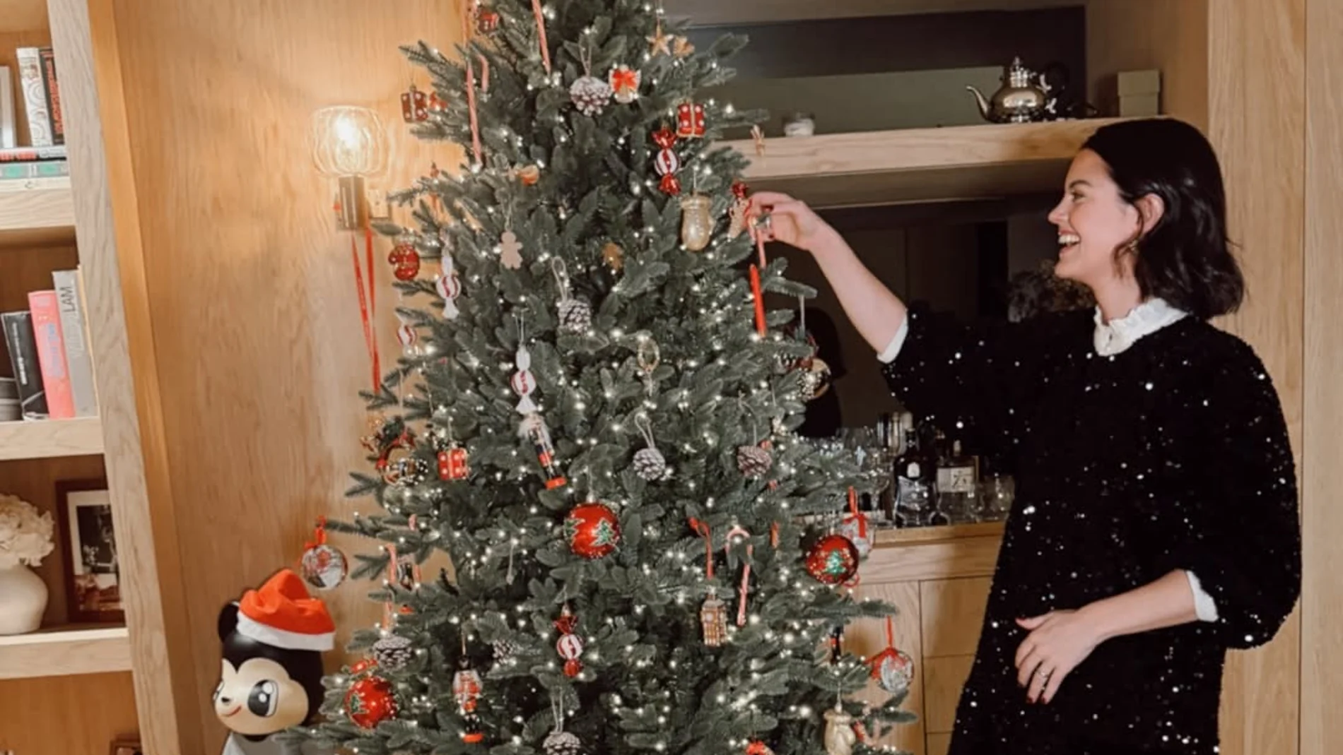 Isabelle Junot con look navideño.