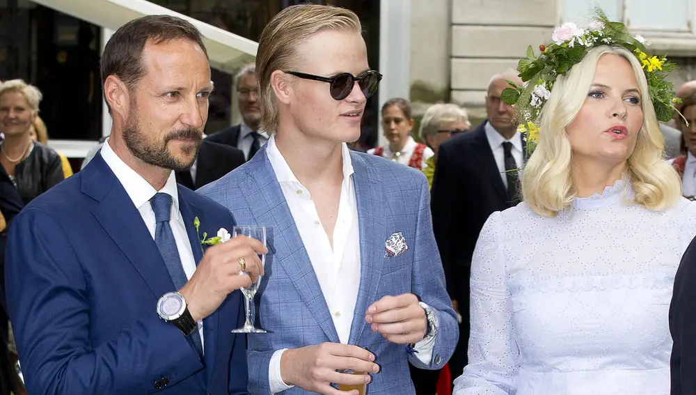 El príncipe Haakon, Marius Borg y Mette-Marit de Noruega
