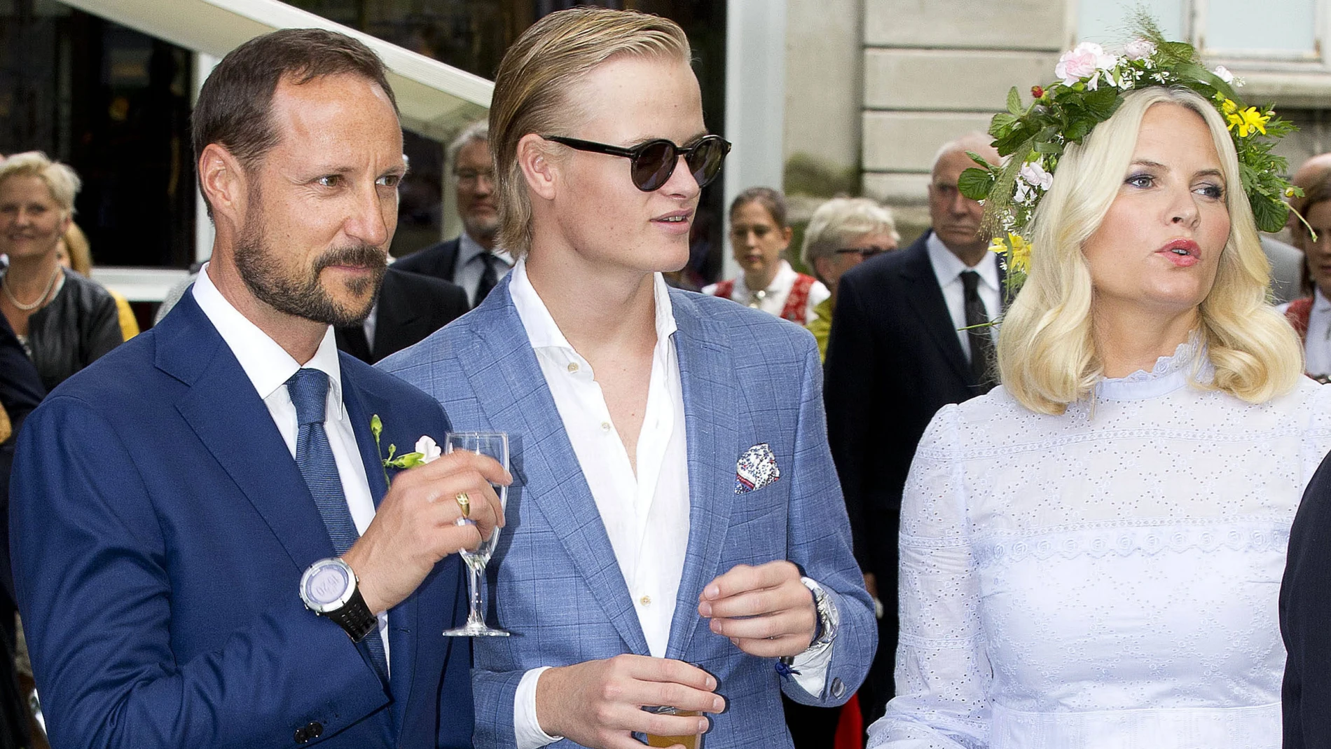 El príncipe Haakon, Marius Borg y Mette-Marit de Noruega