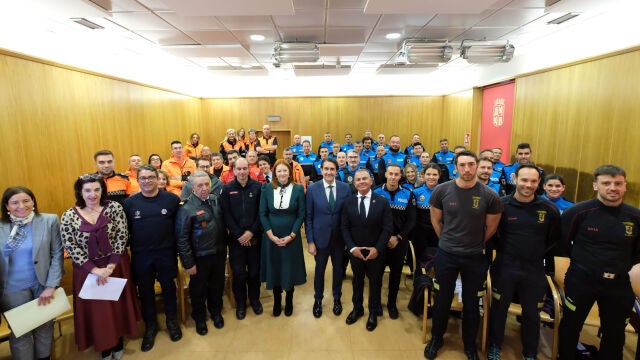 Foto de familia de Suárez-Quiñones e Irene Cortes con los policías, bomberos y voluntarios de Protección Civil que han recibido los diplomas
