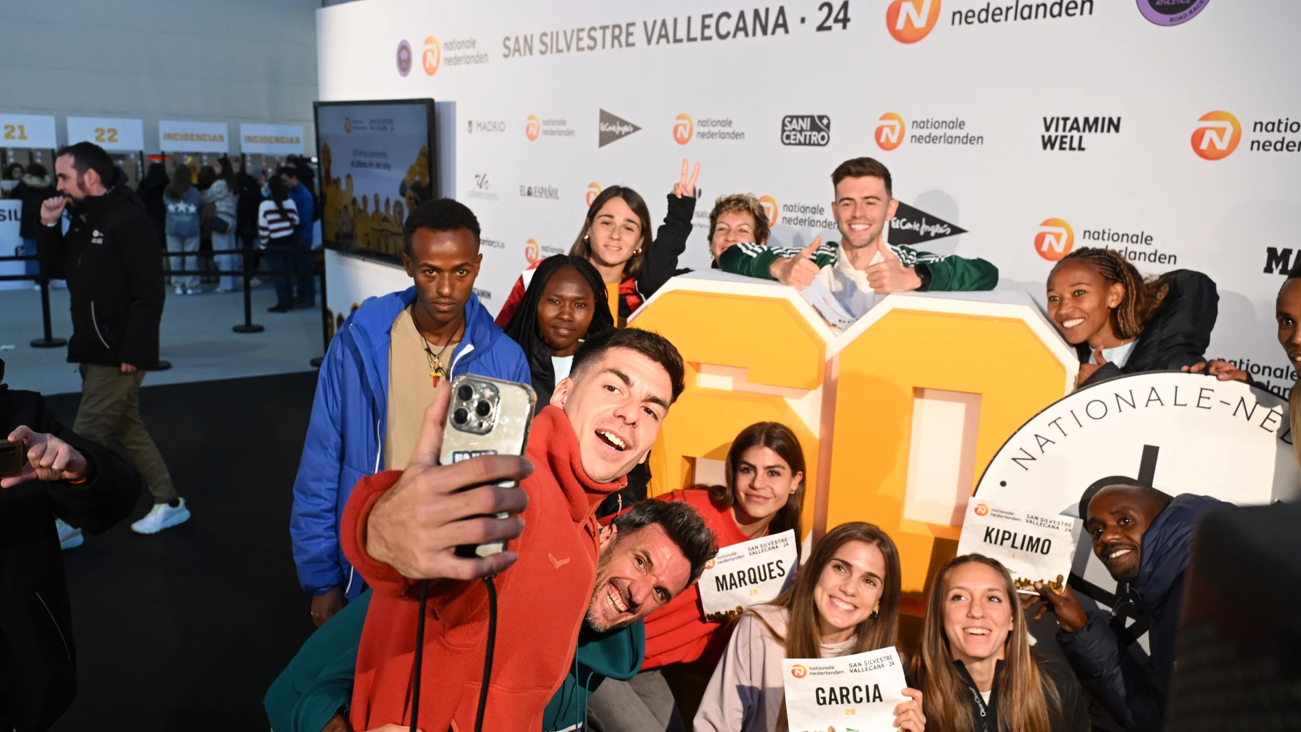 MADRID, 30/12/2024.- Varios atletas se realizan un selfi tras la rueda de prensa de los atletas de élite que competirán en la San Silvestre Vallecana, este lunes en Madrid. EFE/ Fernando Villar