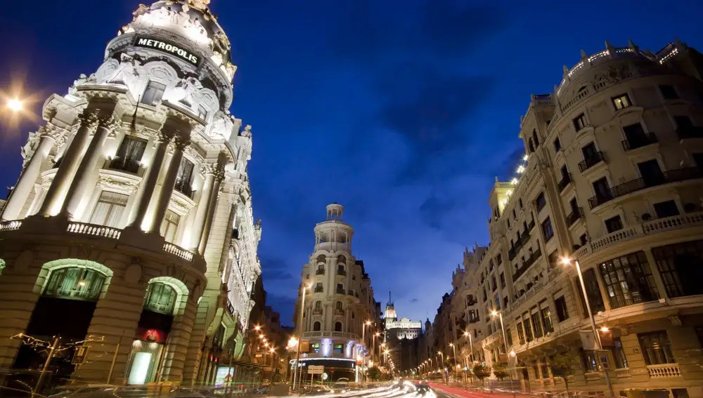 Gran Vía madrileña al atardecer