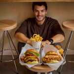 Camilo, el chef de Home Burgers and Shakes nos muestra su hamburguesa doble con queso y bacon especialidad de la casa.