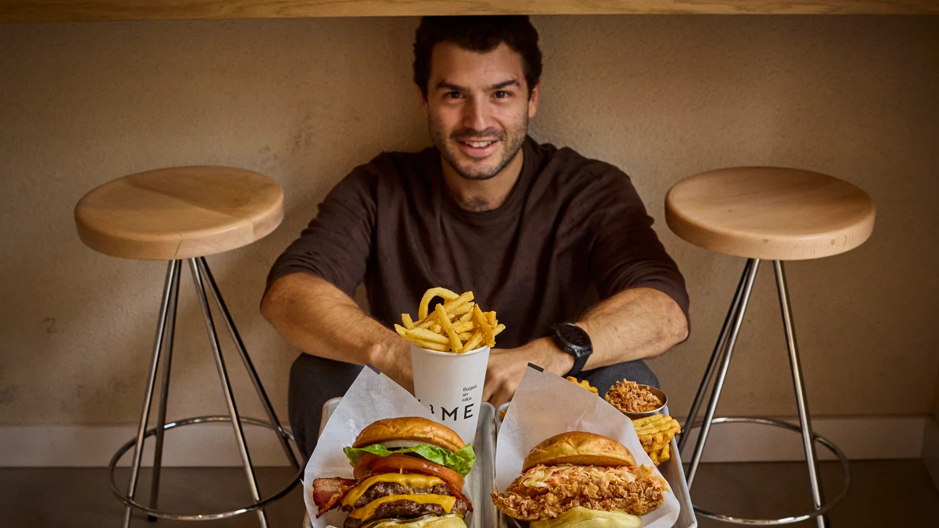 Camilo, el chef de Home Burgers and Shakes nos muestra su hamburguesa doble con queso y bacon especialidad de la casa.