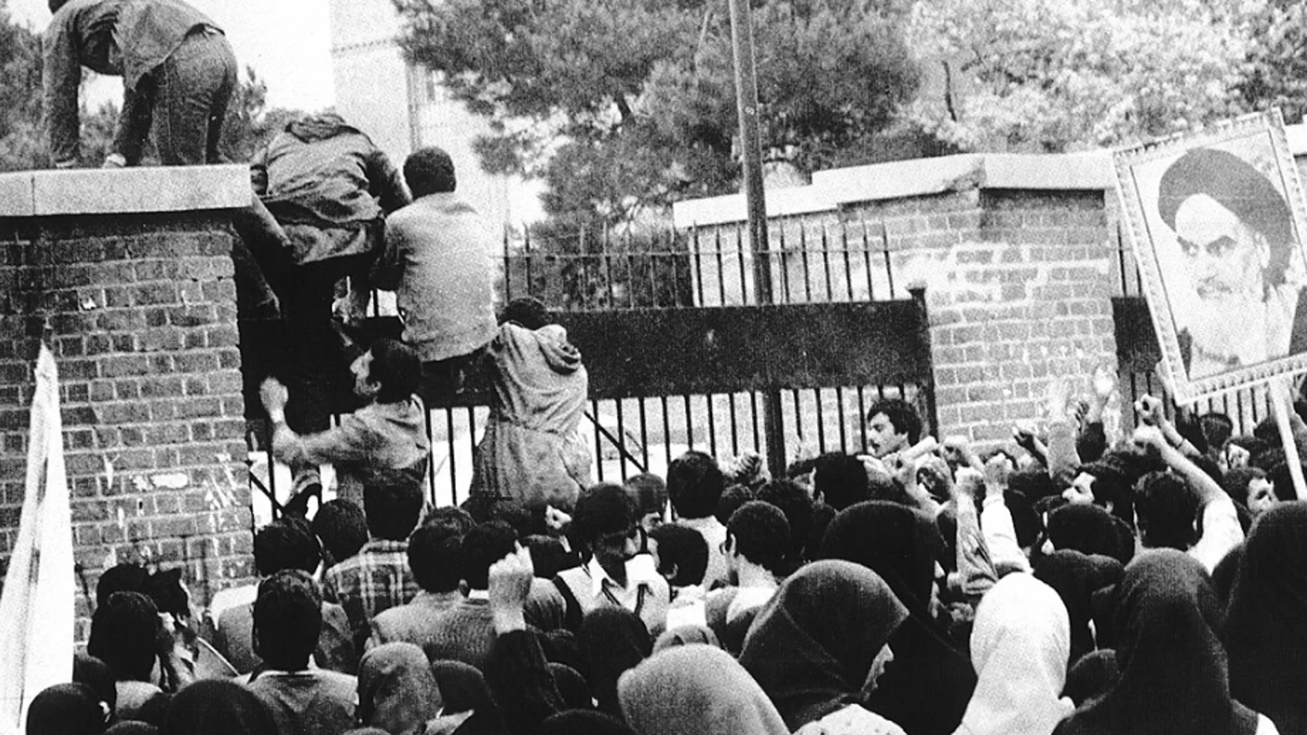 Estudiantes iraníes tratan de asaltar la embajada de EEUU en Teherán