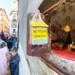 Larga fila de gente contemplando la casa del Ratón Pérez en un antiguo registro de gas