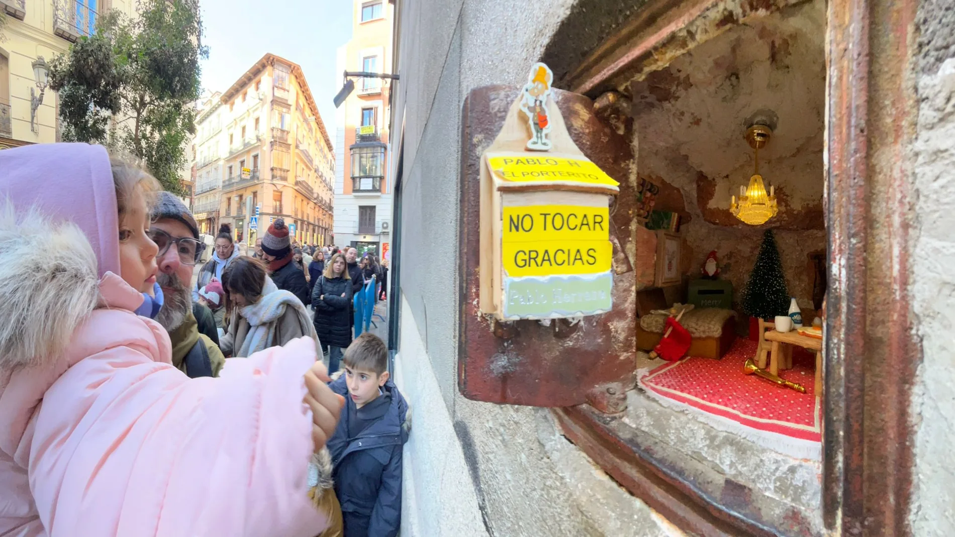Larga fila de gente contemplando la casa del Ratón Pérez en un antiguo registro de gas