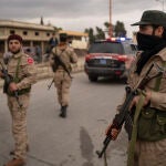 Las nuevas fuerzas de seguridad siria patrullan el área de Adra, a las afueras de Damasco