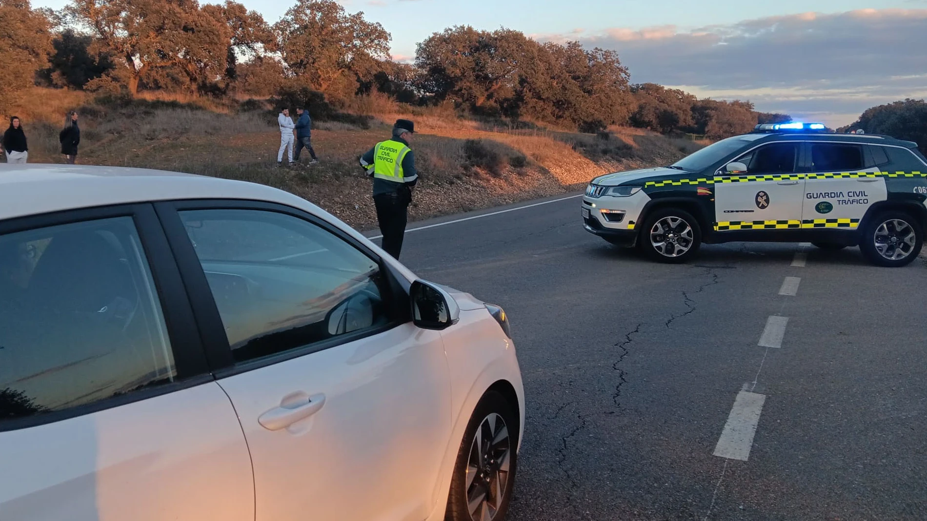 GRAF2595. BADAJOZ, 30/12/2024.- La Guardia Civil mantiene cortada la carretera BA-022, cerca de la urbaniación Tres Arroyos, en la que esta tarde ha sido hallado, dentro de un vehículo, el cadáver de un varón con varios disparos. EFE/José Luis Real