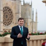 Mañueco lanza su mensaje de fin de año desde la catedral de León