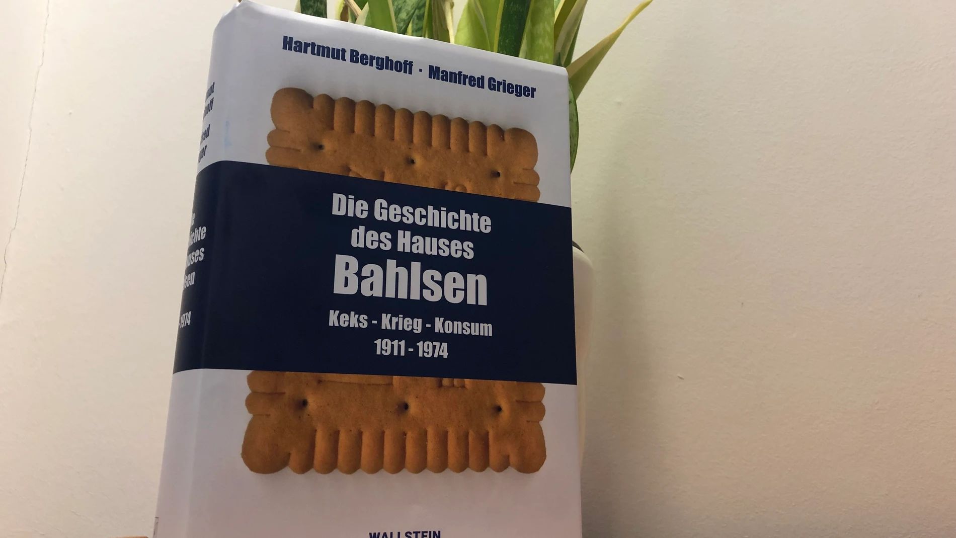 BERLÍN, 31/12/2024.- La empresa alemana de alimentación Bahlsen, conocida internacionalmente por sus galletas Leibniz, termina este 2024 después de aclarar aspectos poco brillantes de su historia como son los trabajos forzados durante el nacionalsocialismo y el conflicto social librado con un grupo de españolas responsable de la primera huelga de la compañía. En el libro 'Die Geschichte des Hauses Bahlsen' o "La historia de la Casa Bahlsen", los historiadores Harmut Berghoff y Manfred Grieger...