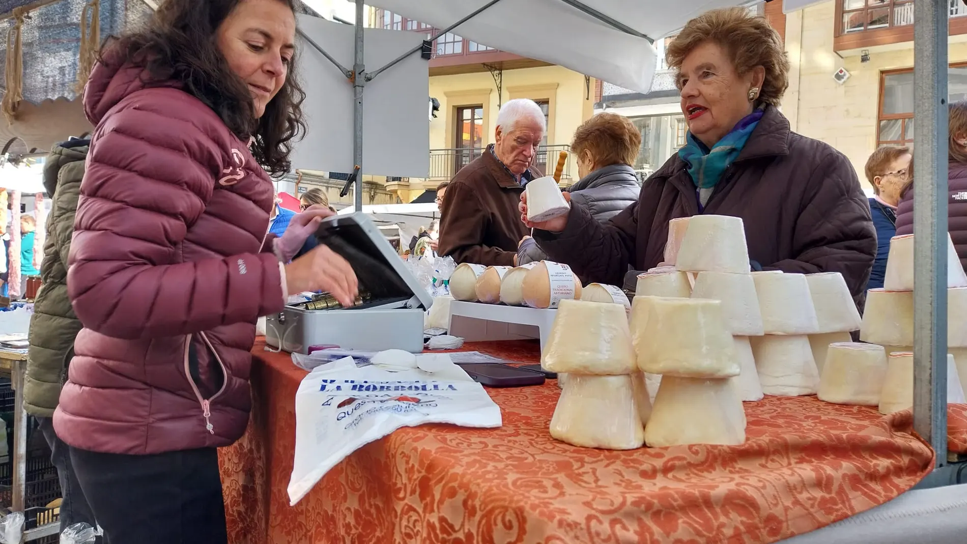 El mejor plan de domingo en Asturias: el mercado tradicional más bestial y con 700 años de historia