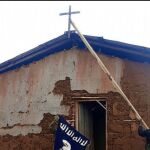 Un yihadista derriba la ,cruz de una iglesia cristiana