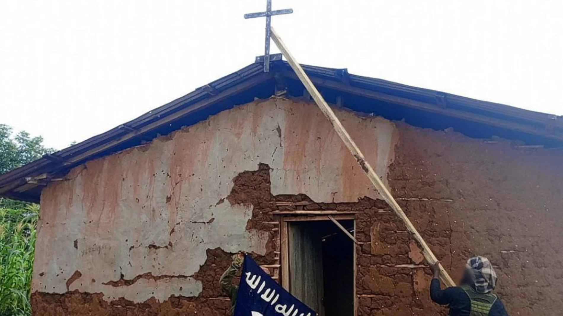 Un yihadista derriba la ,cruz de una iglesia cristiana