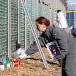 Una familiar de una de las víctimas tailandesas del accidente aéreo visita el lugar donde se estrelló el avión en Muan (Corea del Sur)